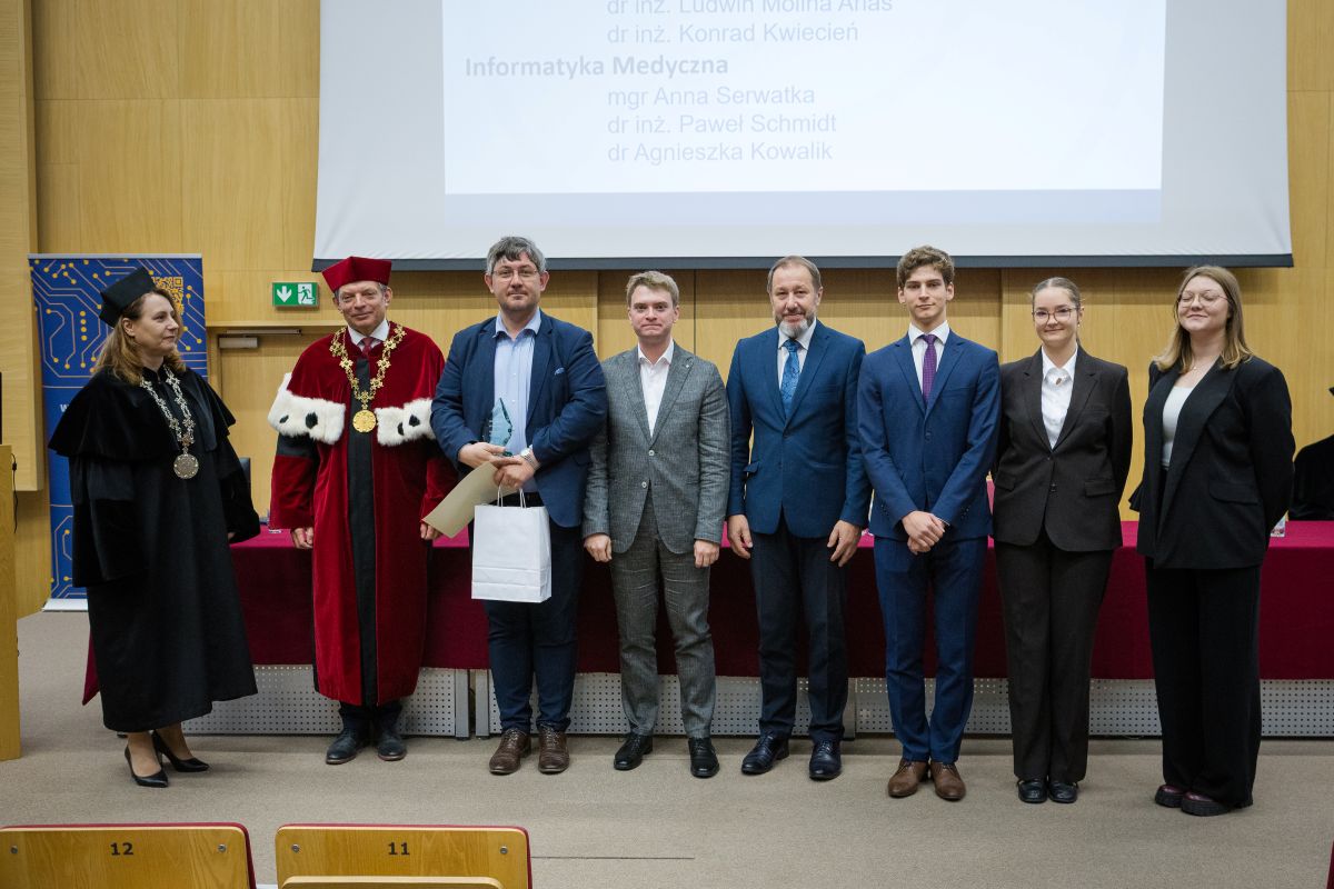 Uroczysta immatrykulacja studentów EAIiIB zdjecia osób w Auli U2